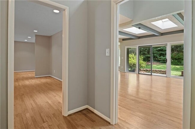 Building Photo - 5047 Hensley Dr