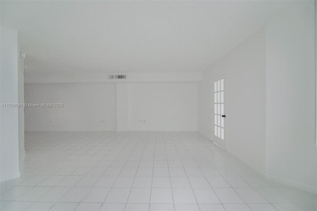 Building Photo - 801 Brickell Bay Dr