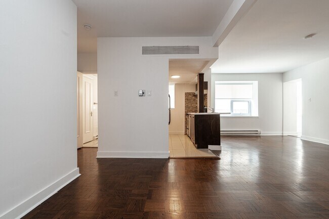 Photo du bâtiment - 49 St Clair Ave W