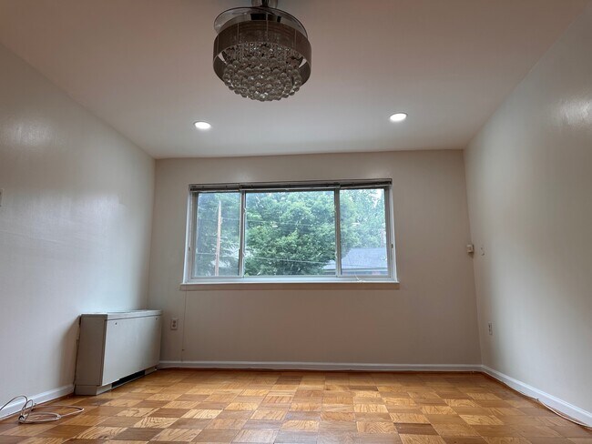 Foto del edificio - 4555 MacArthur Blvd NW