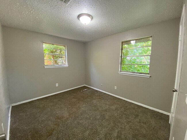 Foto del edificio - 4 Bedroom House Available now OKC