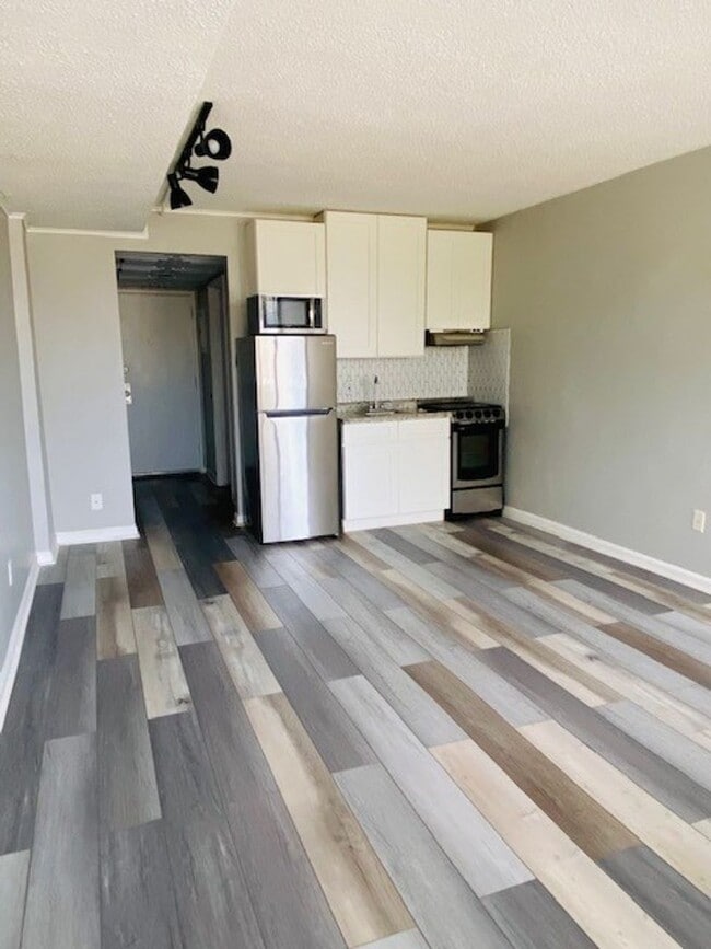 Building Photo - University Towers #318 - Bright and open studio with in-unit kitchen & bath available JUNE 2026!