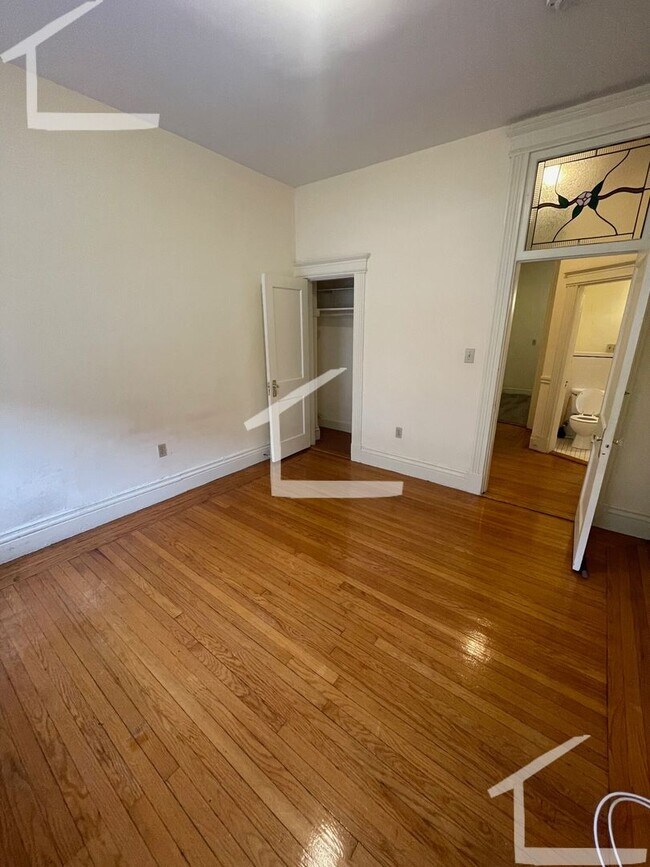 Foto del edificio - Amazing one bedroom unit in the heart of F...