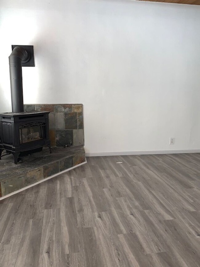 Building Photo - Modern & Bright 2-Bedroom Home in the Hear...