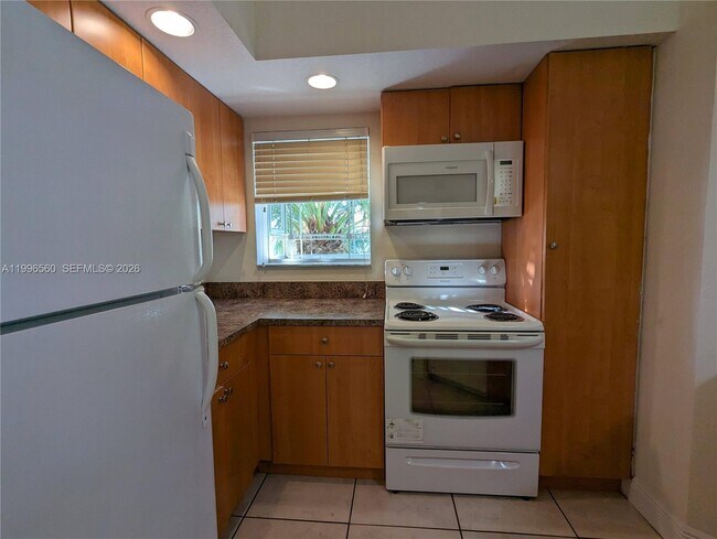 Foto del edificio - 3430 Pinewalk Dr N