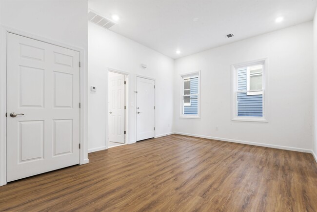 Building Photo - 33 Stagg St