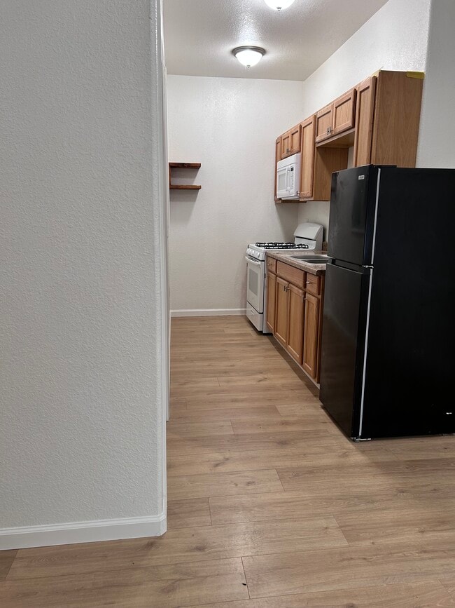 Kitchen - 819 Gloria Dr