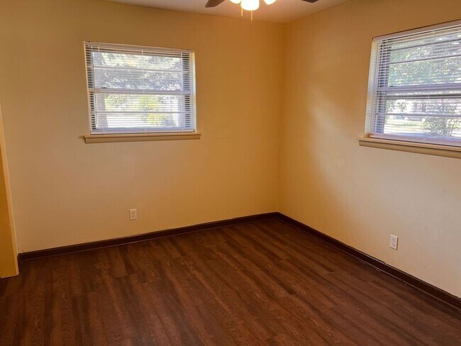 Foto del edificio - 216 Meadow Park Dr