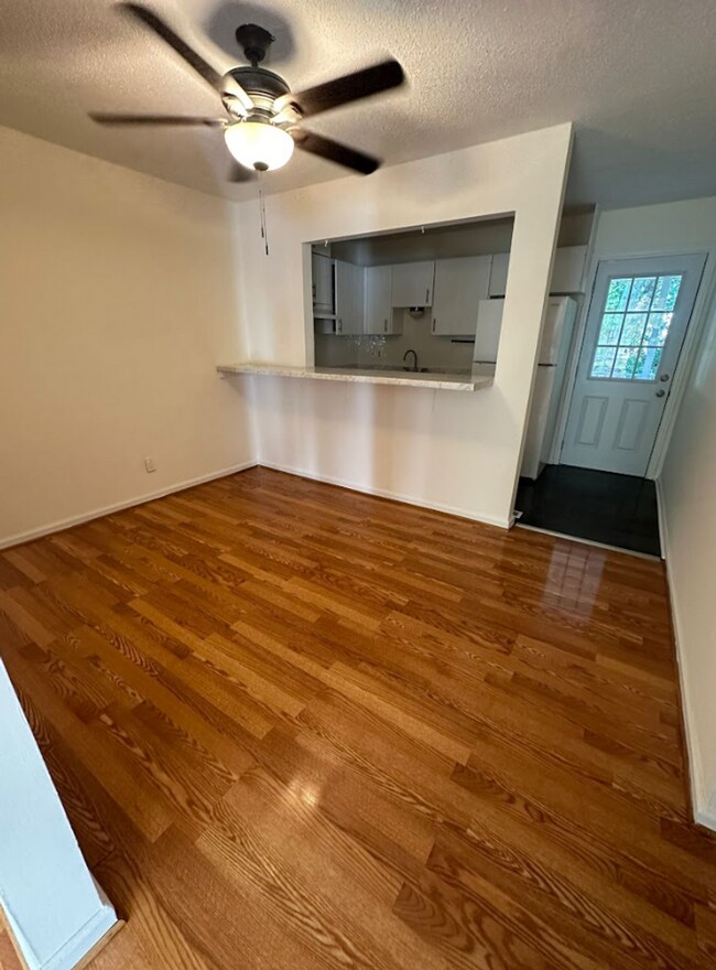 Building Photo - Renovated 2 bed 1.5 bath off Bonny Oaks