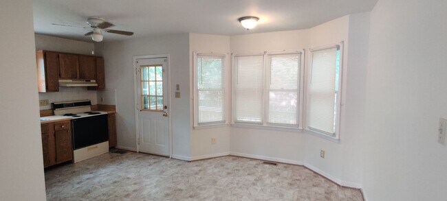 Foto del edificio - 3 bedroom home with fenced rear yard
