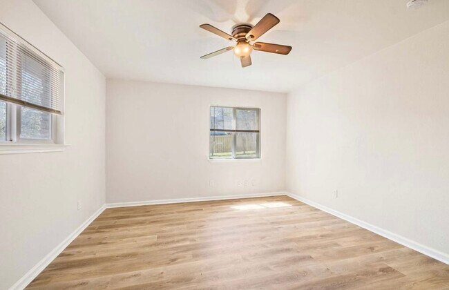 Foto del edificio - 3210 Northeast Dr