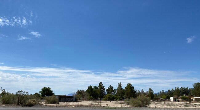 Building Photo - 2315 E Gamebird Rd