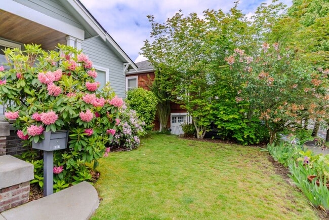 Building Photo - Spacious 1 bedroom Maple Leaf Bungalow w/AC!