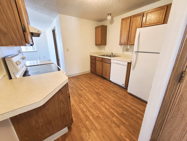 Building Photo - 3 bed 2 bath Single-Level townhome *Afford...