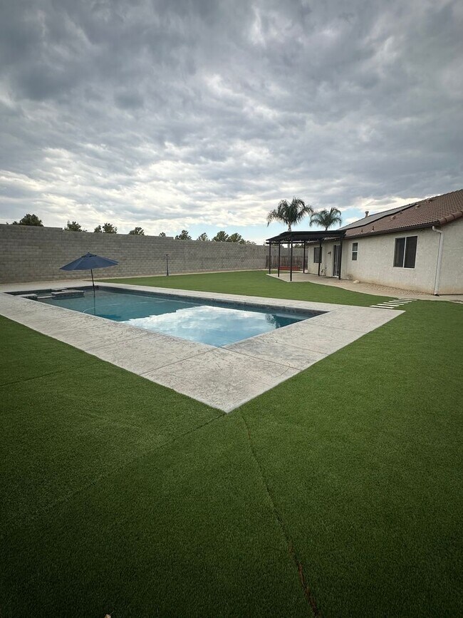 Building Photo - 4 bedroom 2 bathroom with a pool