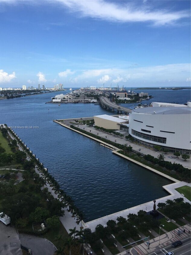 Primary Photo - 900 Biscayne Blvd