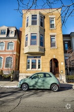 Building Photo - 638 W Drummond Pl