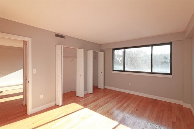 Building Photo - 1805 Beacon St