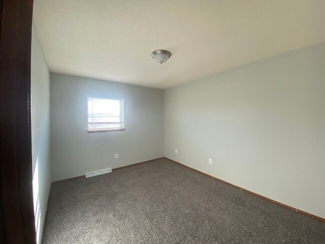 Building Photo - Three Level Condo with Garage