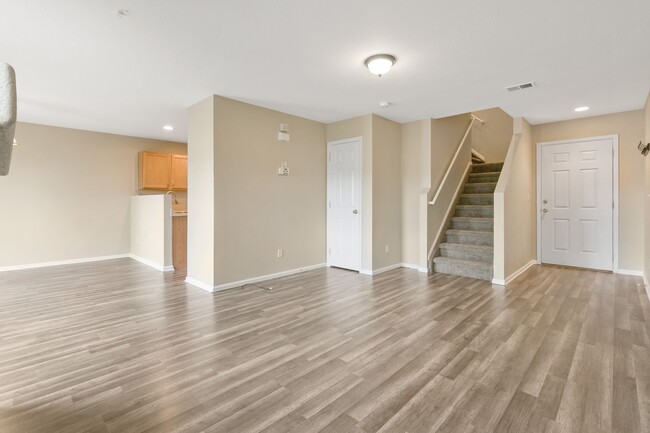Building Photo - Townhome in Trail Ridge Neighborhood!
