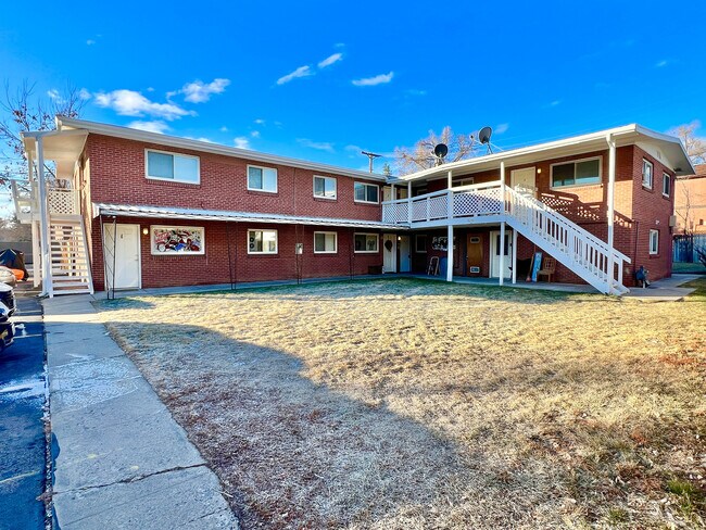 Explore the charm of this inviting brick apartment complex, surrounded by open space and modern amenities. - 1301 Ammons Street