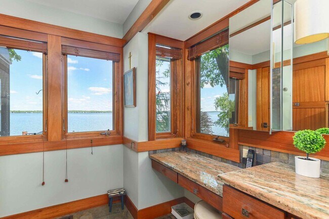 Foto del edificio - Architect-Designed Luxury Lake Mendota Hom...