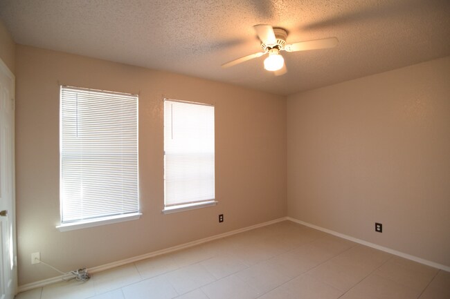 Foto del edificio - 2313 Hidden Hill Dr