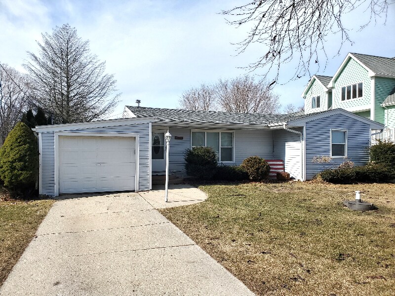 Primary Photo - 9848 Lakeshore Dr