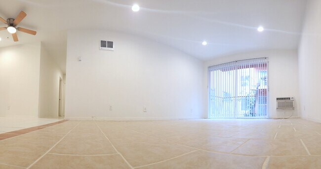 Foto del edificio - 8108 Langdon Ave