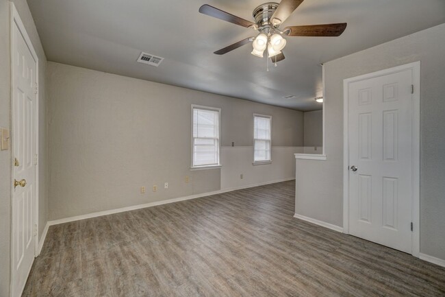 Building Photo - Introducing our charming 3-bedroom, 1-bath...