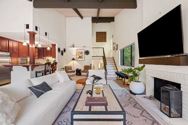 Foto del edificio - 140 Sand Hill Cir