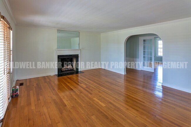 Building Photo - 323 Walsh Rd