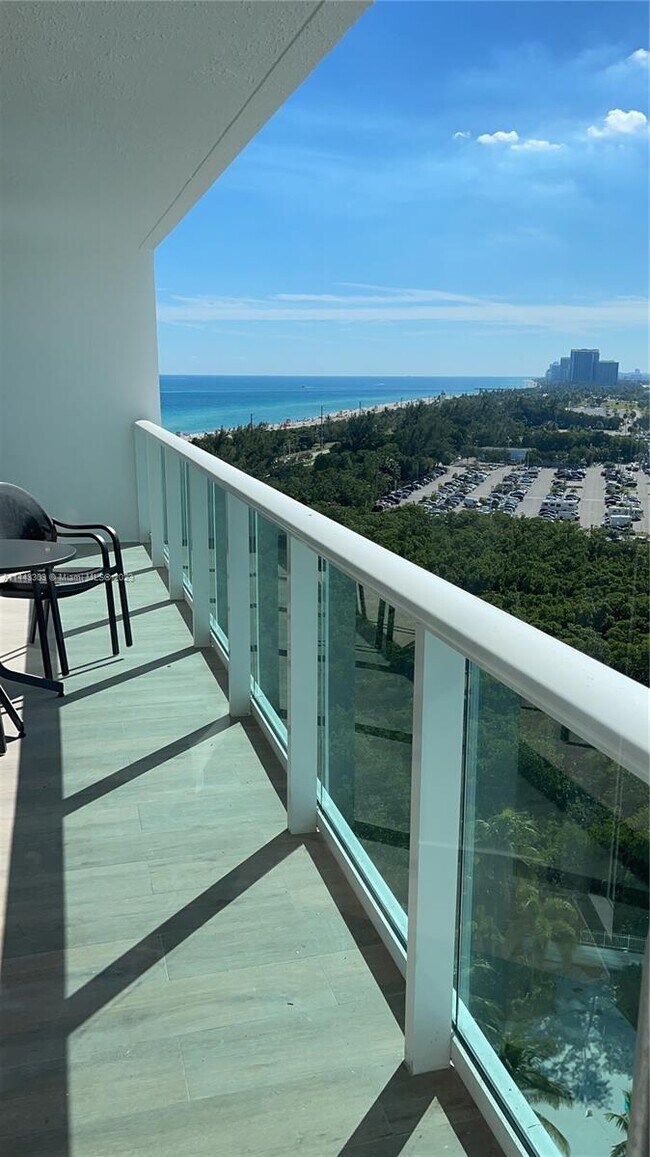 Foto del edificio - 100 Bayview Dr