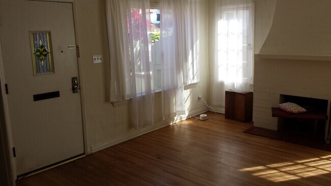 Sala de estar: ventana frontal - 1065 Nowita Pl