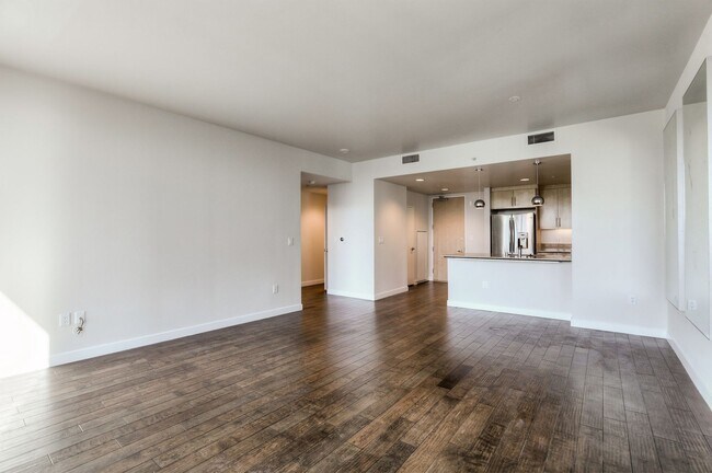 Foto del edificio - Gorgeous 1 Bedroom Condo with Floor to Cei...