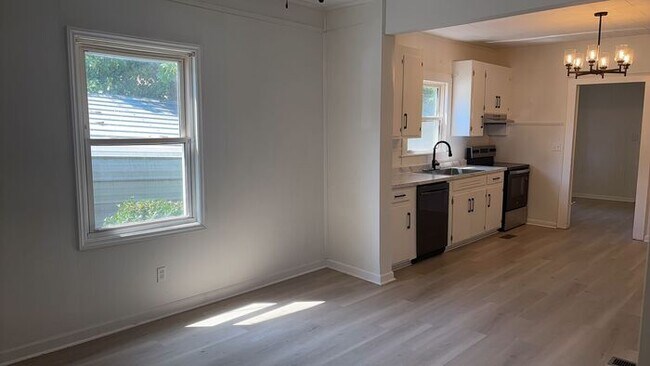 Foto del edificio - 3 Bedroom 1 Bathroom Renovated House with Fenced Yard