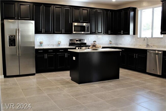 Building Photo - Great West Henderson Location!