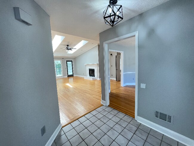 Foto del edificio - 645 Clearwater Pl