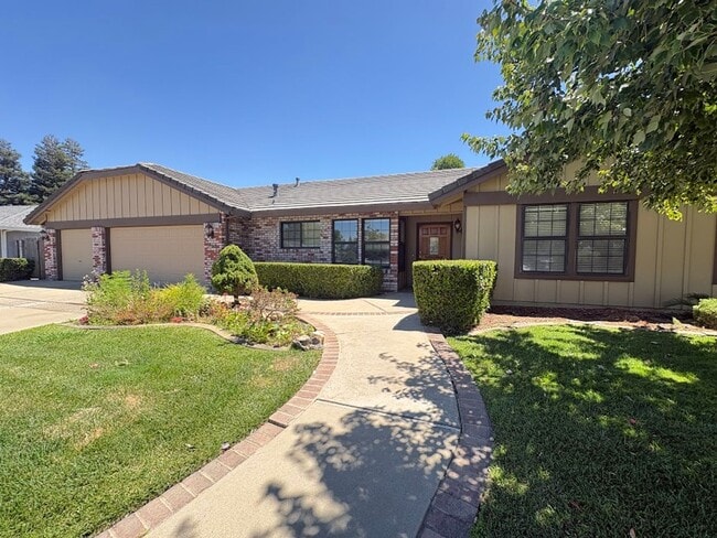 Building Photo - Spacious 4 Bedroom Home in Quiet Galt Neighborhood