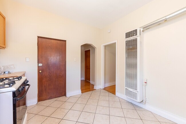 Building Photo - 2058 W 19th St
