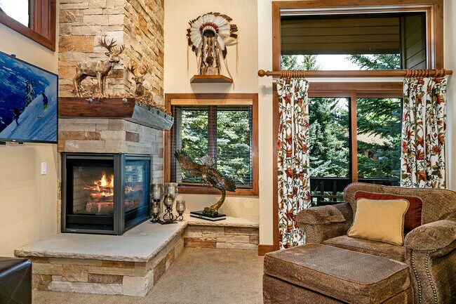 Excelente habitación con chimenea de rocas de dos pisos - 85 Willis Plz