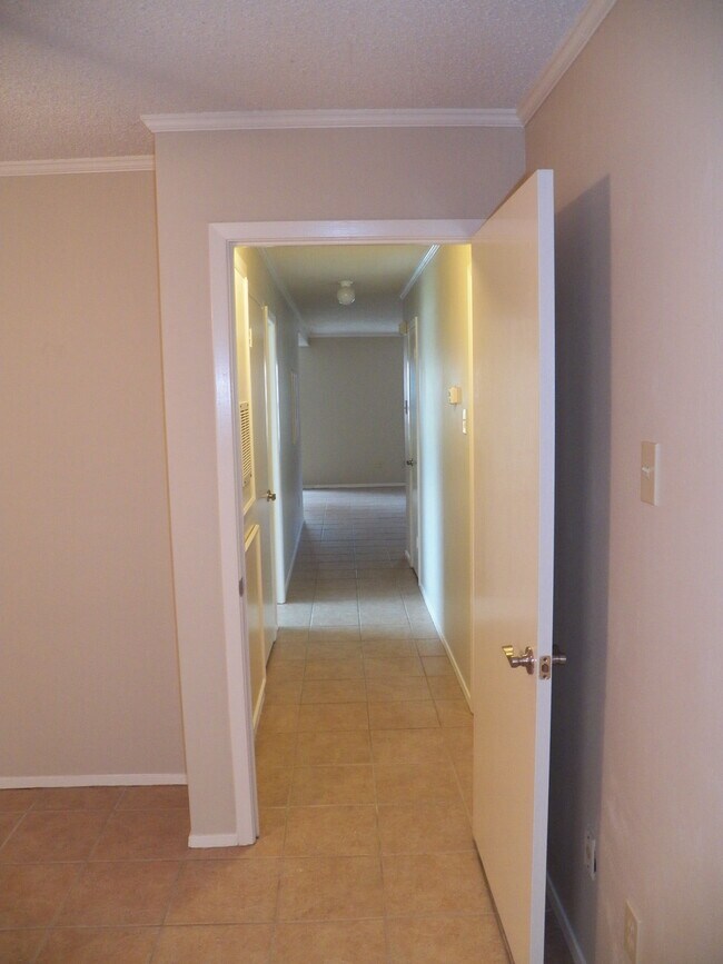 Luminoso y acogedor apartamento de dos habitaciones en planta baja, en esquina, con suelos de baldosas en toda la vivienda. - 400 W South Town Dr