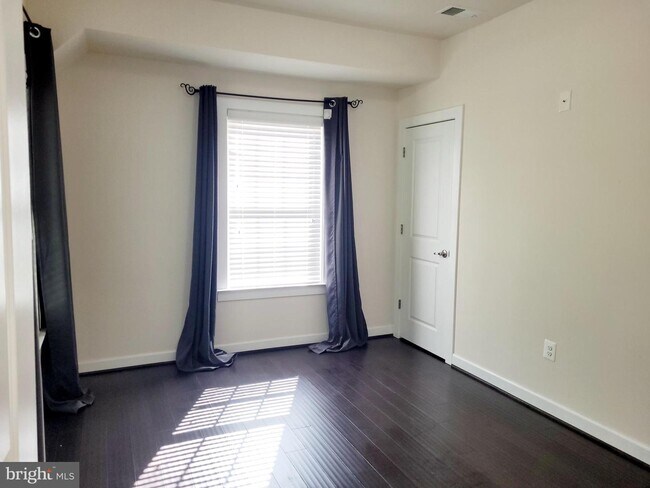 Building Photo - 2702 Prospect Hill Dr