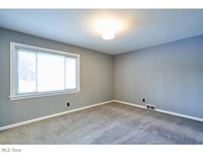Building Photo - 843 Mentor Rd