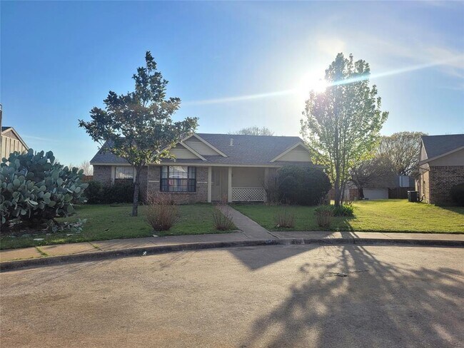 Building Photo - 1127 Willow Run Cir