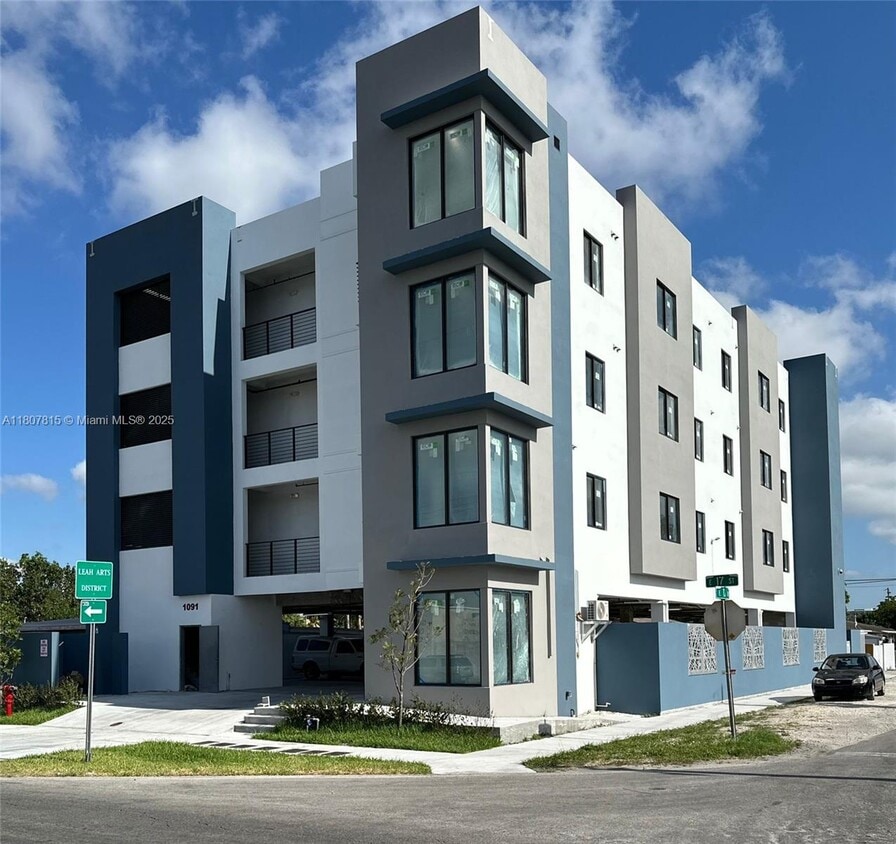Building Photo - 1091 E 17th St