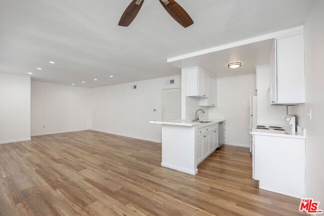 Foto del edificio - 12801 Moorpark St