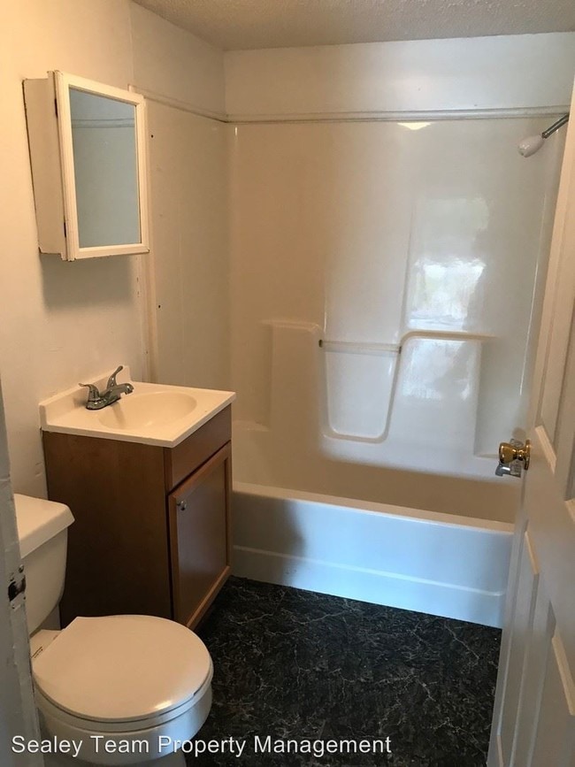 Building Photo - 3 br, 2 bath House - 730 W. Tharpe St.