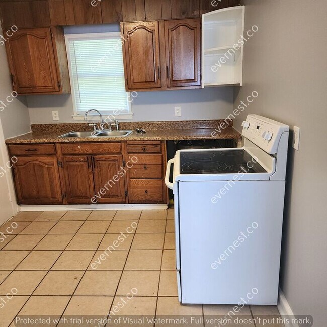 Building Photo - 711 N Davis Dr