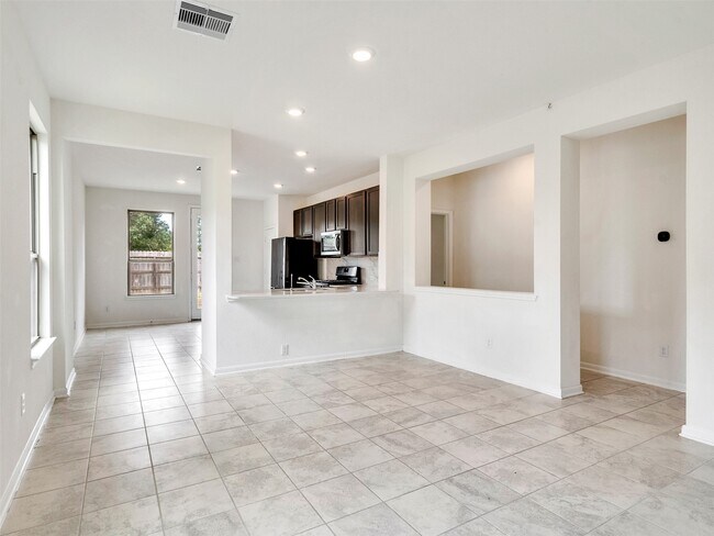 Foto del edificio - 6011 Whitewing Rd